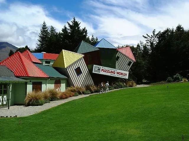 Die Puzzling World ist eine beliebte Attraktion in Neuseeland mit einem großen Labyrinth und verblüffenden optischen Täuschungen, die Besucher zum Rätseln und Staunen einlädt.