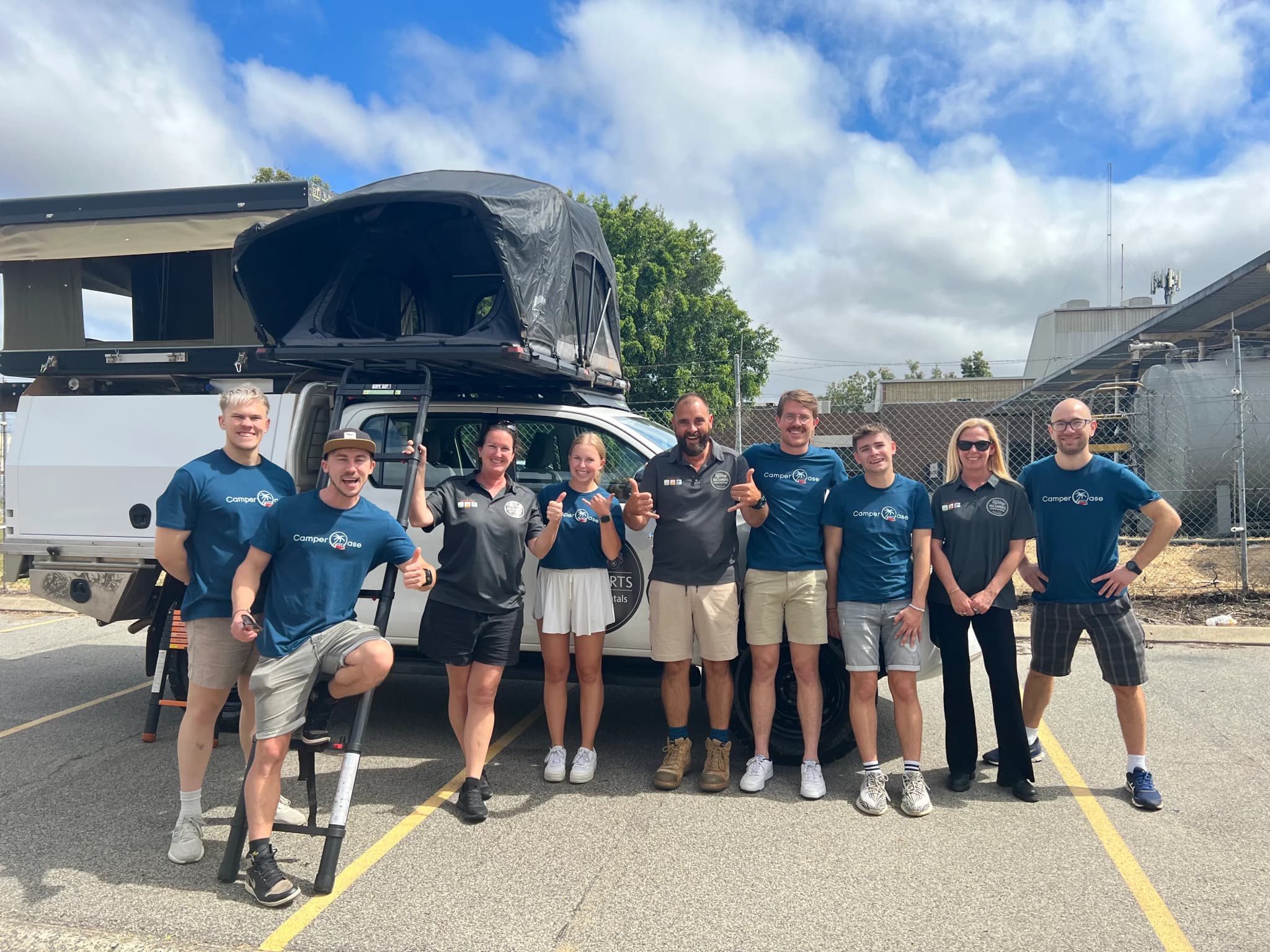 CamperOase Team mit Broome and Beyond vor einem 4WD Camper mit Dachzelt in Australien