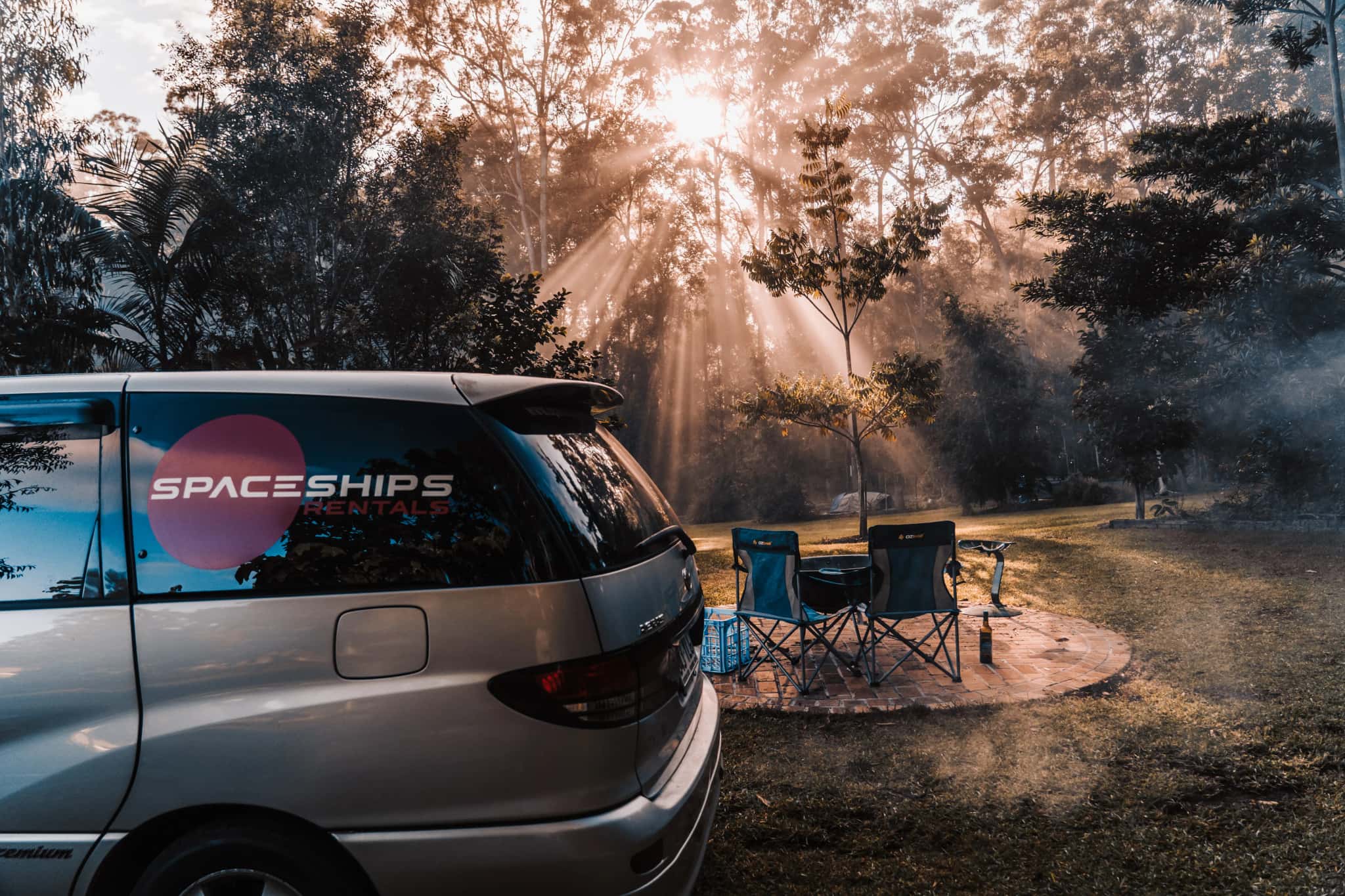 Spaceships campervan steht in einem Waldcamp