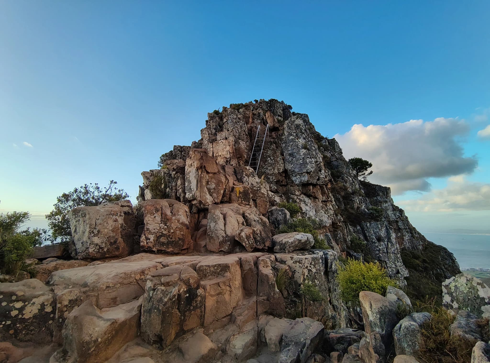 Leiter auf der Wanderung zum Gipfel des Lions Head in Kapstadt, Südafrika