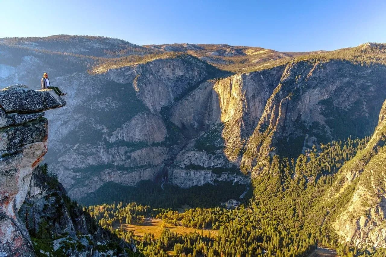 Panoramablick im Yosemite Nationalpark mit Felsformationen und Wanderer am Aussichtspunkt