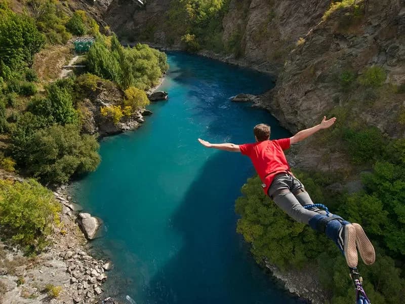 Ein Mann kurz nach dem Absprung Bildrechte Bungy.co.nz
