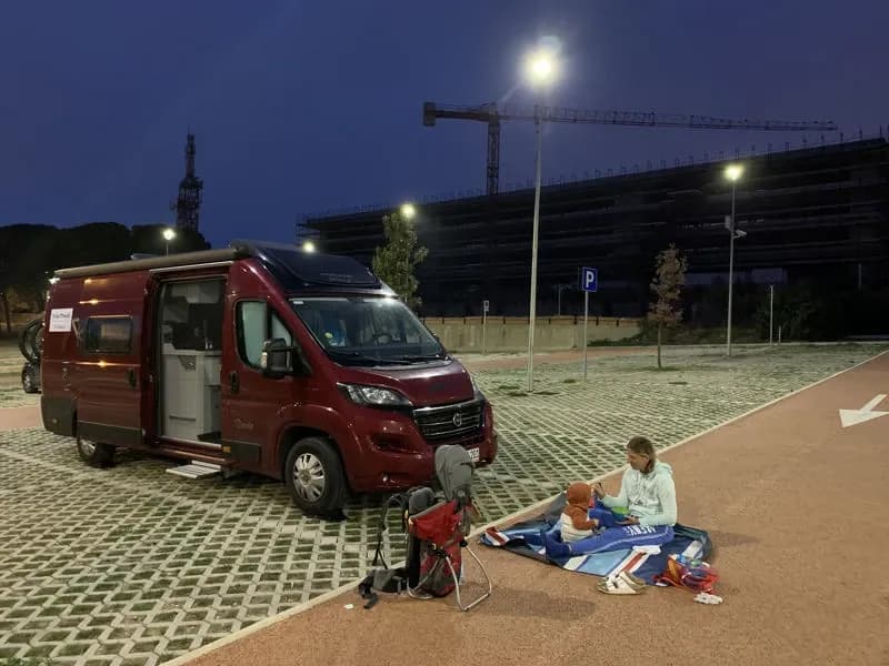 Camping mit dem Karmann Davis 620 auf einem großen Parkplatz