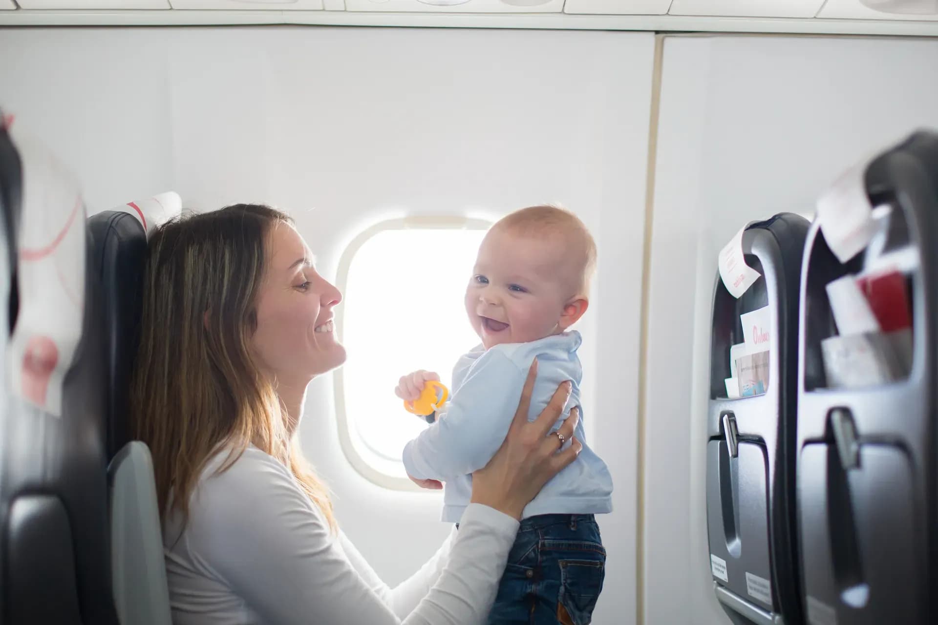 Mutter mit baby im Flugzeug