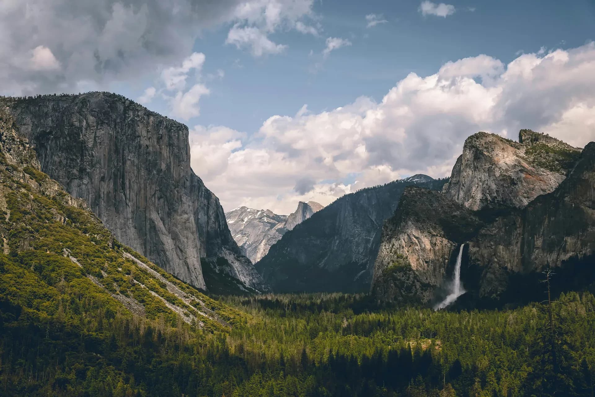 Blick über das Yosemite Valley mit El Capitan, Bridalveil Falls und bewaldeter Landschaft im Yosemite National Park.