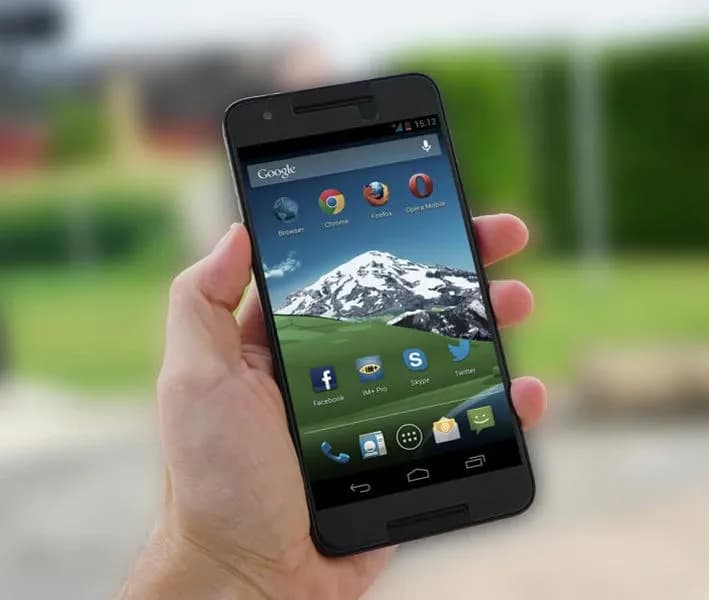 Hand hält Handy mit Berg auf Display