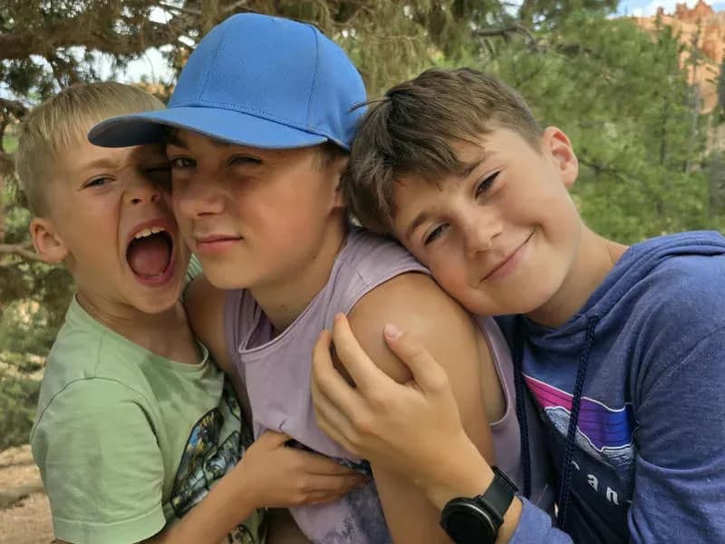 Drei Kinder haben eine gute Zeit beim Familienurlaub in den USA