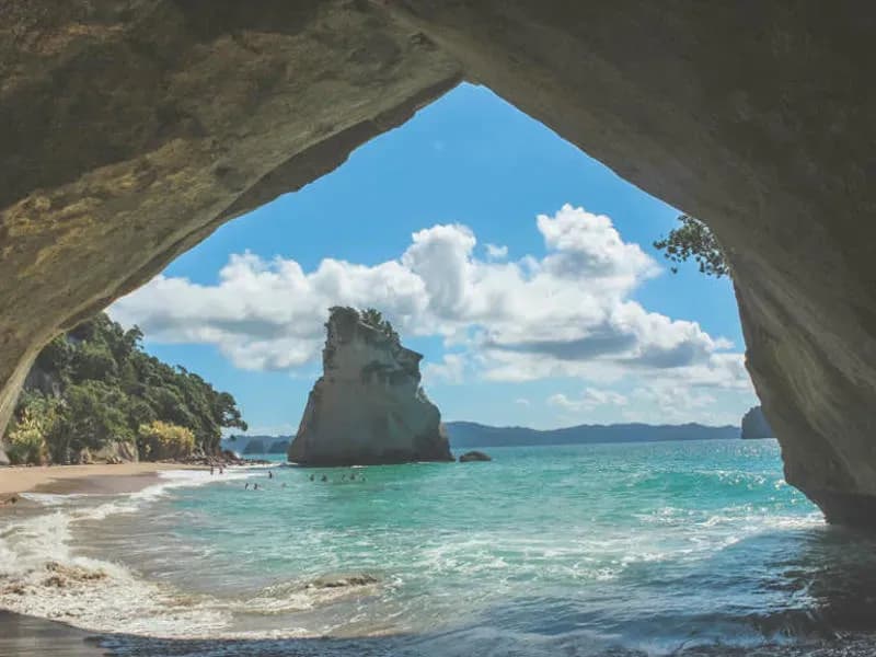 Cathedral Cove Neuseeland Meer Strandhöhle Fels Wasser Wellen Strand als einer der Sehenswürdigkeiten in Neuseeland