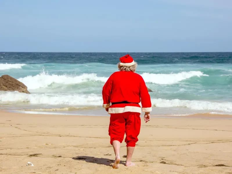 Weihnachtsmann am Strand in Australien