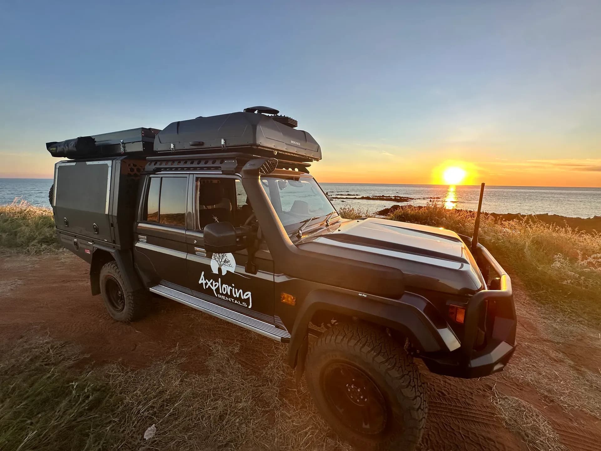 Australien, 4xploring Rentals, Family Grand Tourer, Außenansicht schräg Sunset