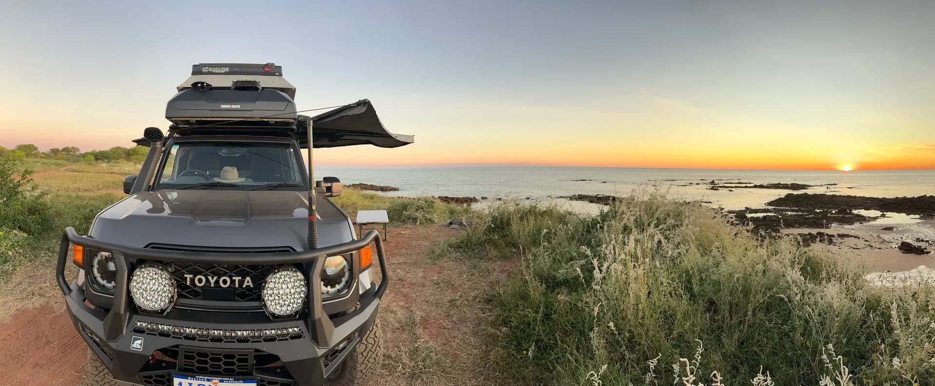 Der Family Grand Tourer von 4xploring Rentals an einer Küste bei Sonnenuntergang in Australien