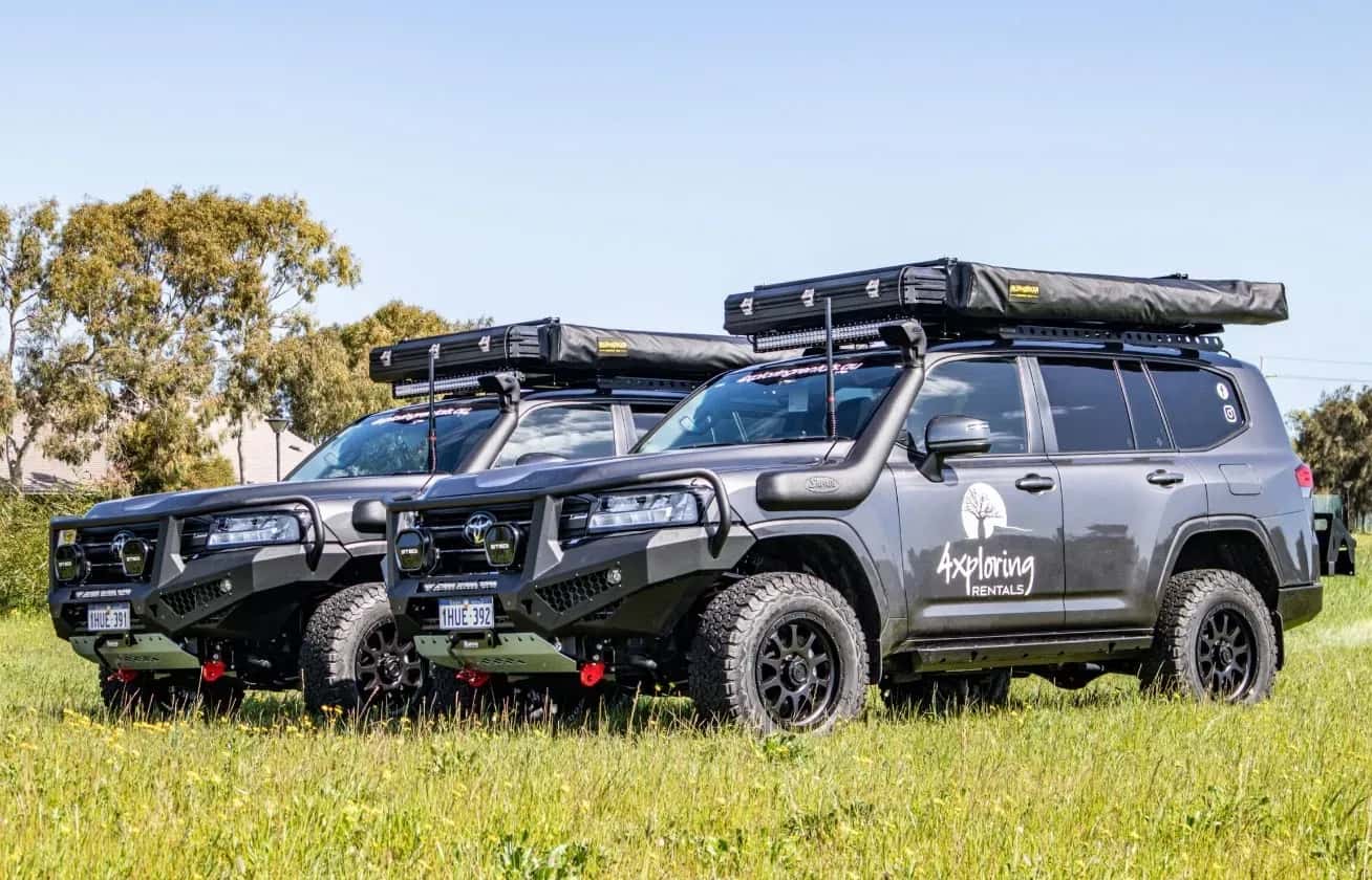 Zwei LC300 Camper geparkt auf einer Wiese