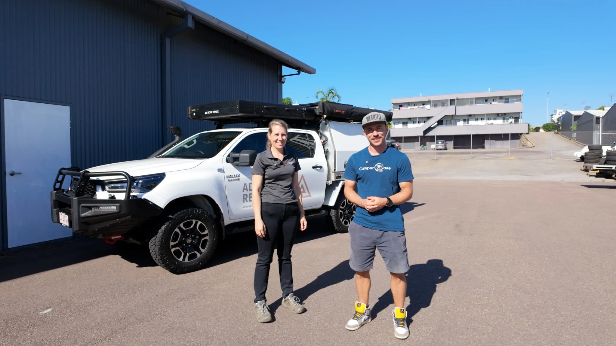 junge Dame und Herr vor einem Allradcamper von Adventure Rentals in Darwin