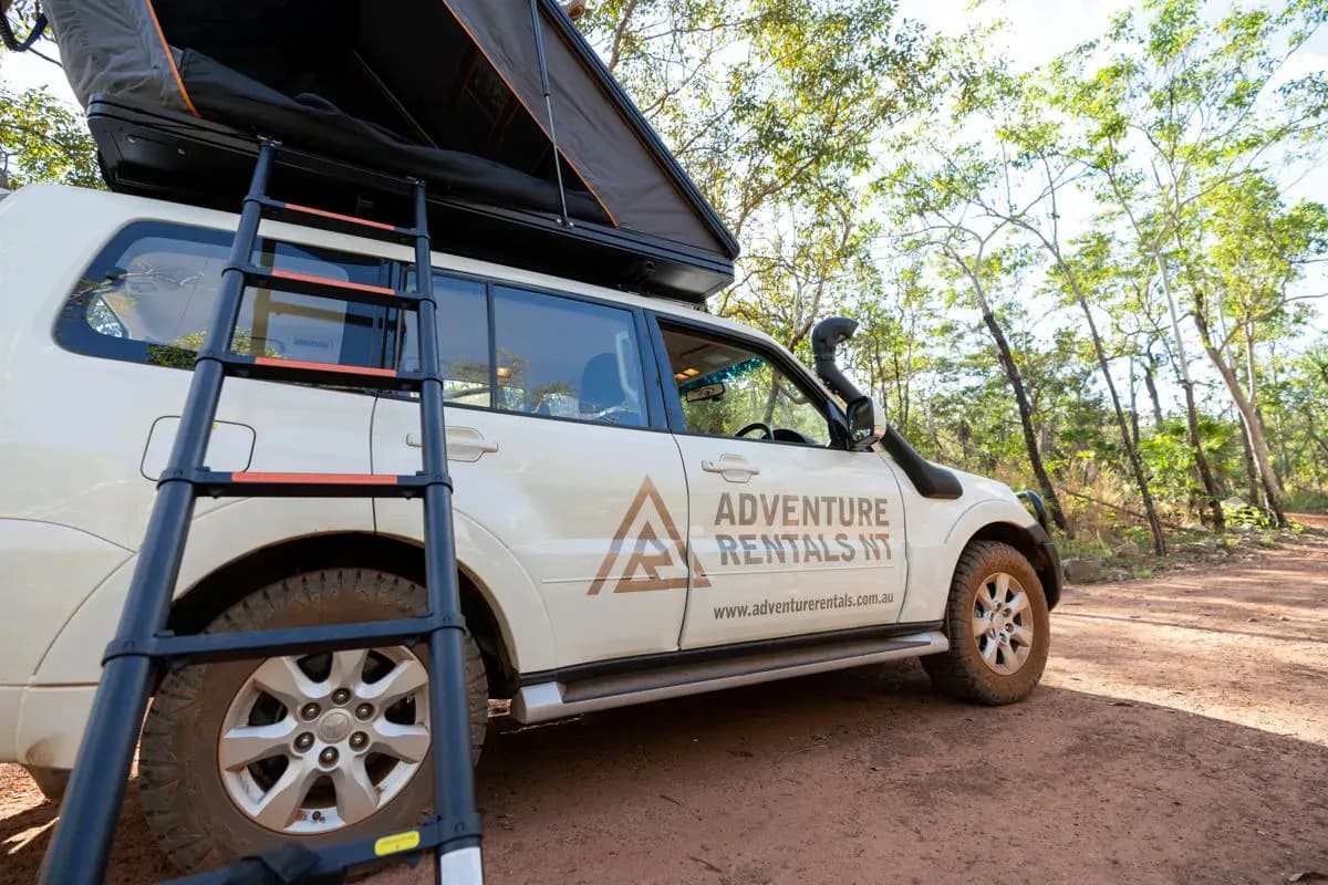 AU, Adventure Rentals, Prado Camper, Ansicht Dachzelt mit Leiter