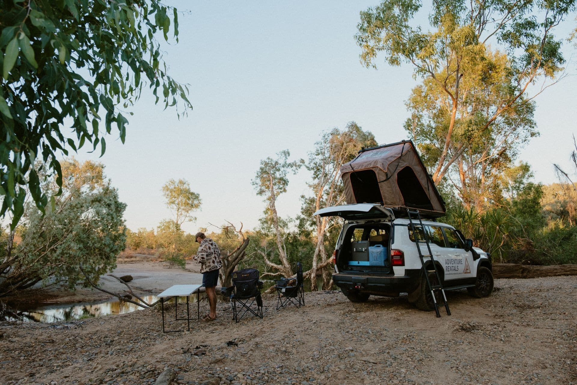 AU, Adventure Rentals, Prado Camper, Außenansicht mit Dachzelt und Setup