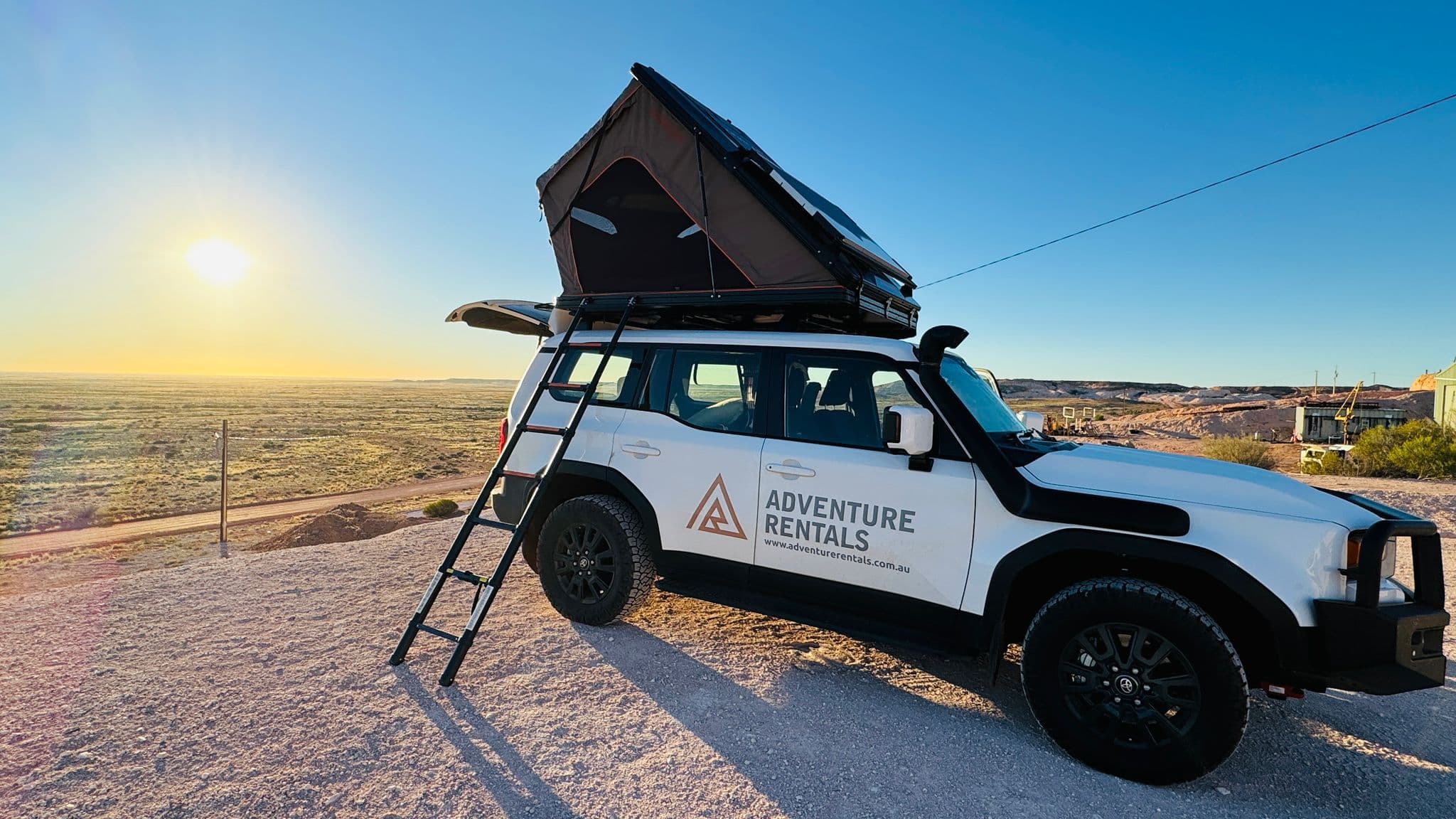 AU, Adventure Rentals, Prado Camper, Außenansicht mit Dachzelt