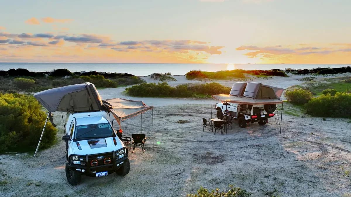 Dual Roof Top Tent von Adventure West fahrend zwischen Dünen in Australien