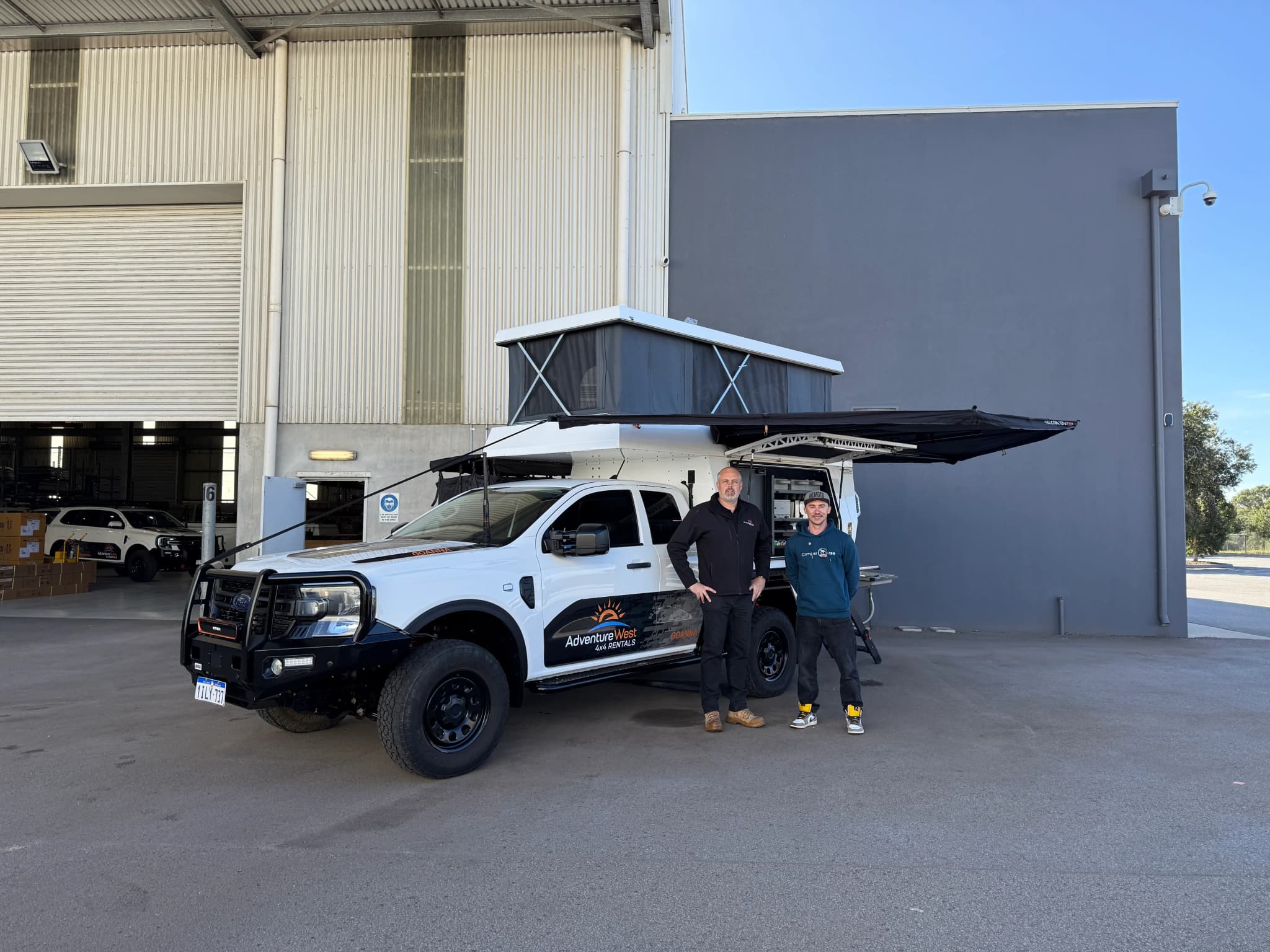 zwei Herren vor den Grande X Allradcamper im Depot in Perth