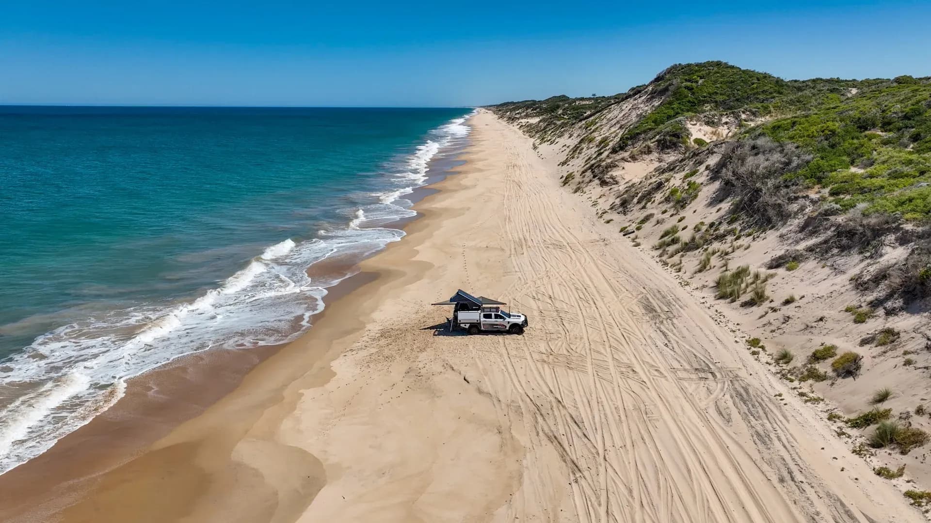 Grand-X Pop Up von Adventure West auf einem Strand in Australien