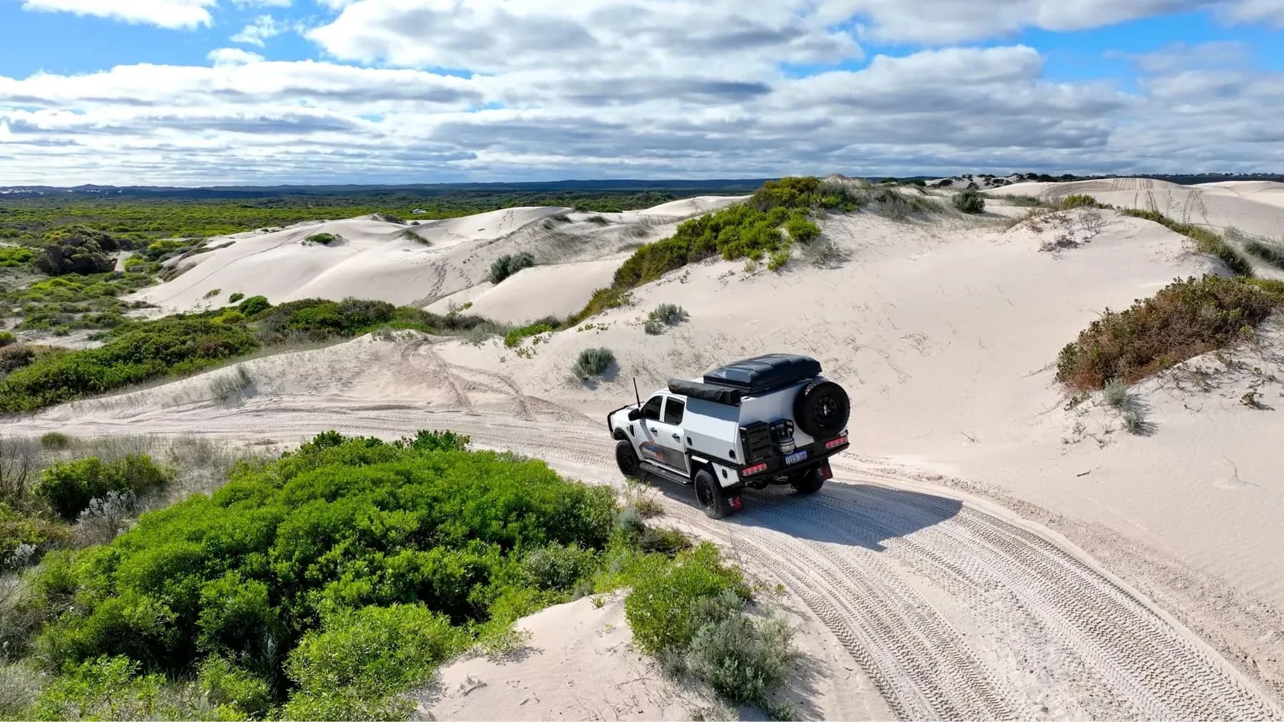 Single Roof Top Tent von Adventure West zwischen Dünen in Australien