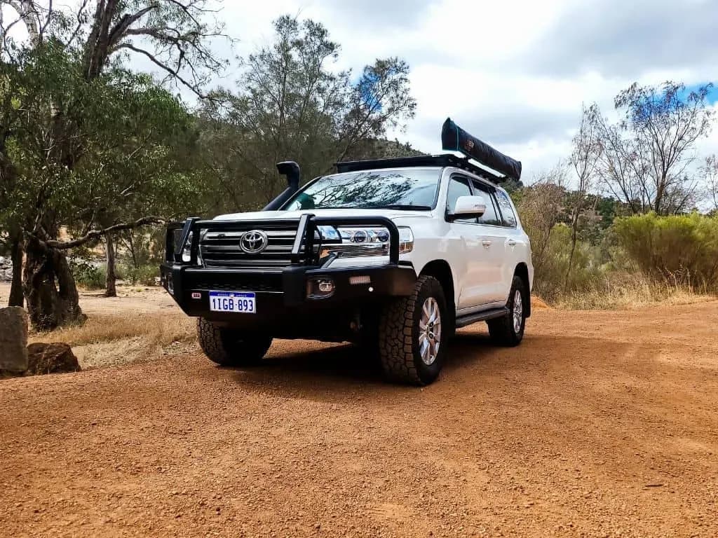 Der 4x4 Landcruiser 200 Non Camper von Allstar 4WD Camper Hire im Outback in Australien
