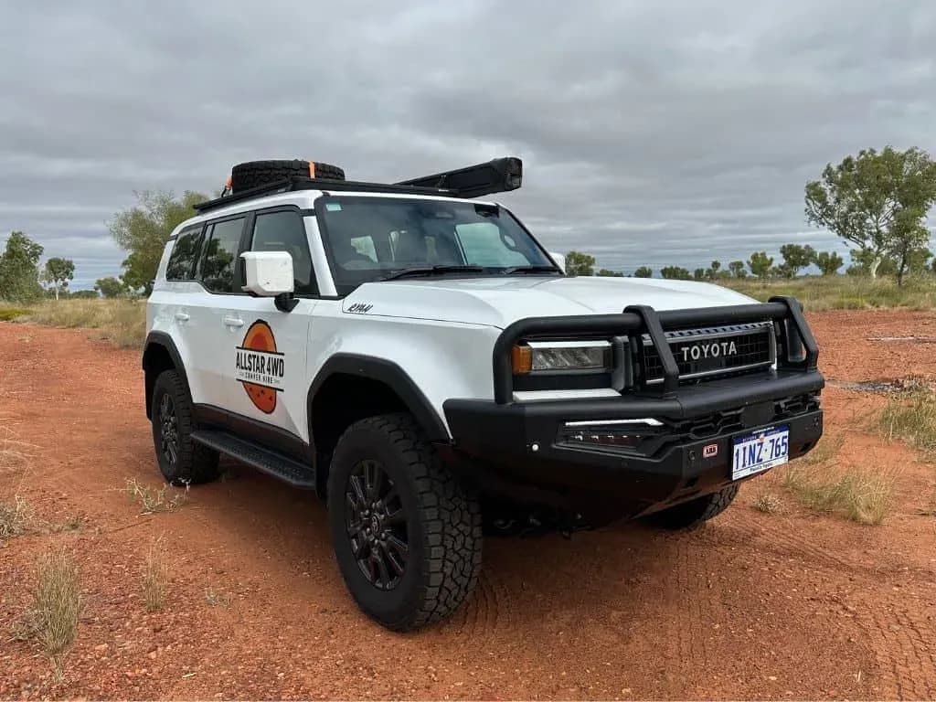 Der 4x4 Toyota Prado Non Camper von Allstar 4WD Camper Hire für 5 Personen im Outback in Australien.