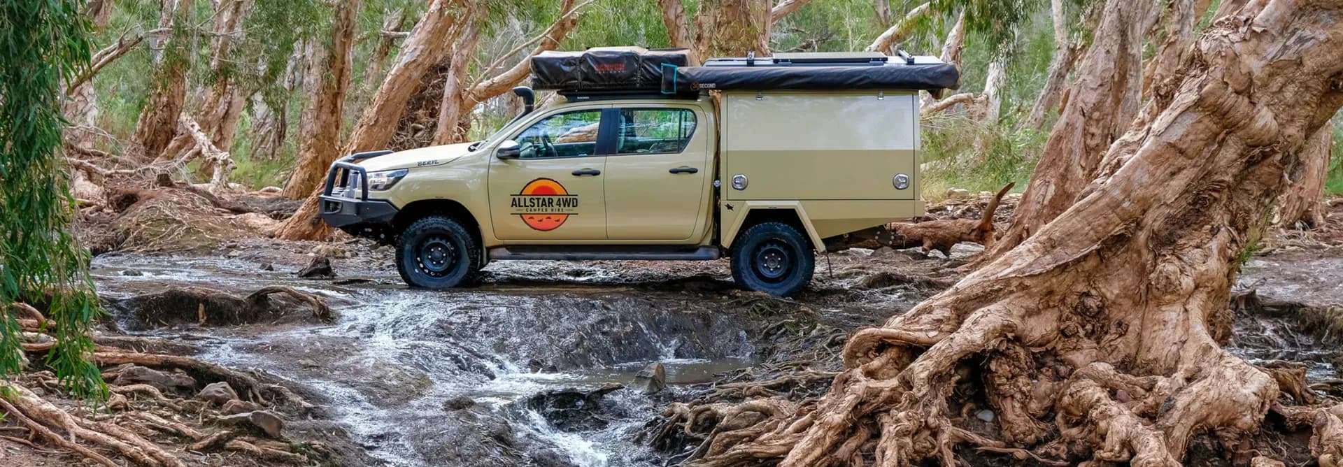 Camper im Wald fährt durch Fluss