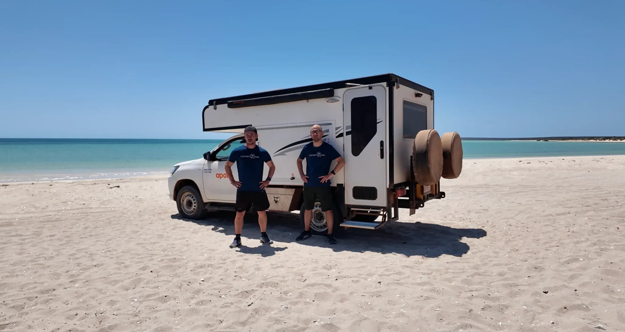 zwei Herren vor dem Apollo Adventure Camper in Westaustralien am Strand