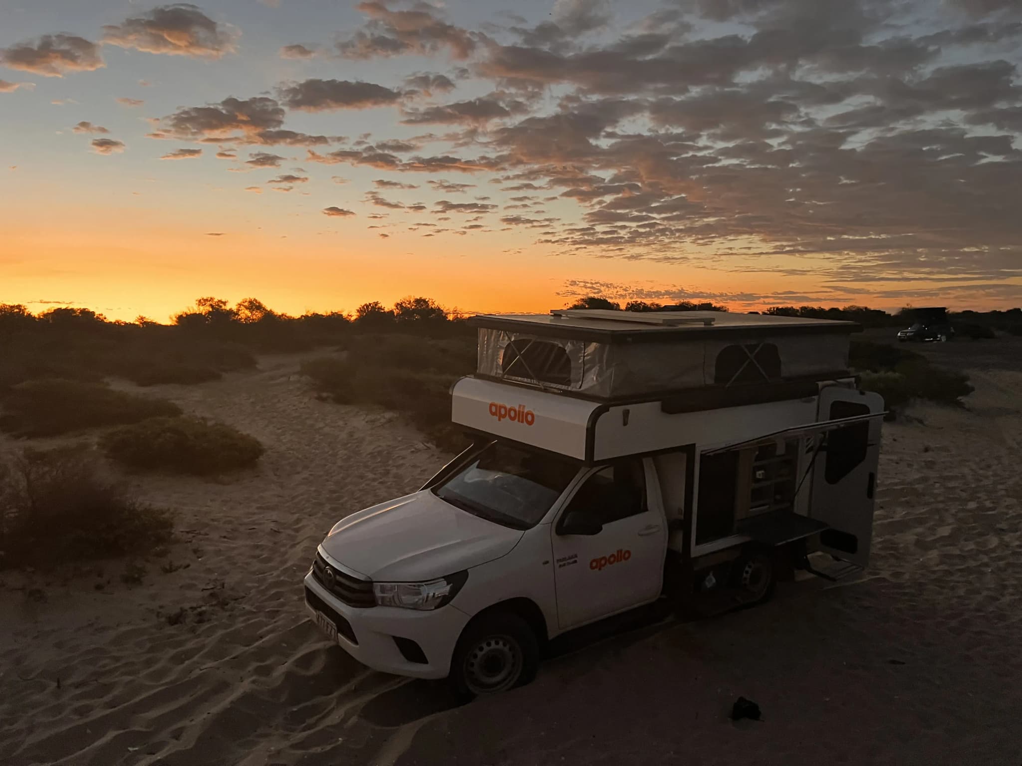 Apollo Adventure 4WD Camper im Sonnenuntergang
