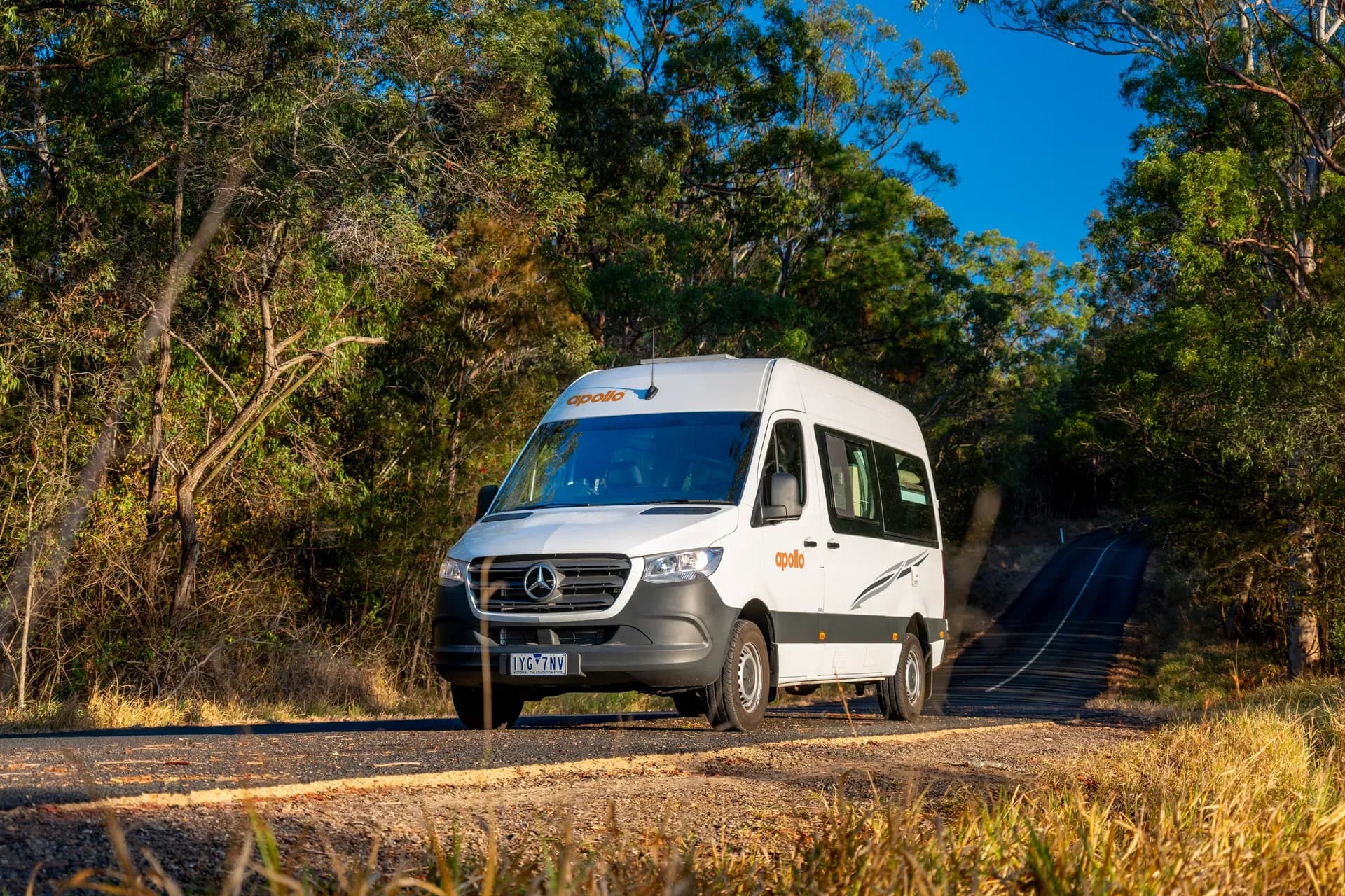 Apollo Endeavour Camper auf einer Straße in Australien