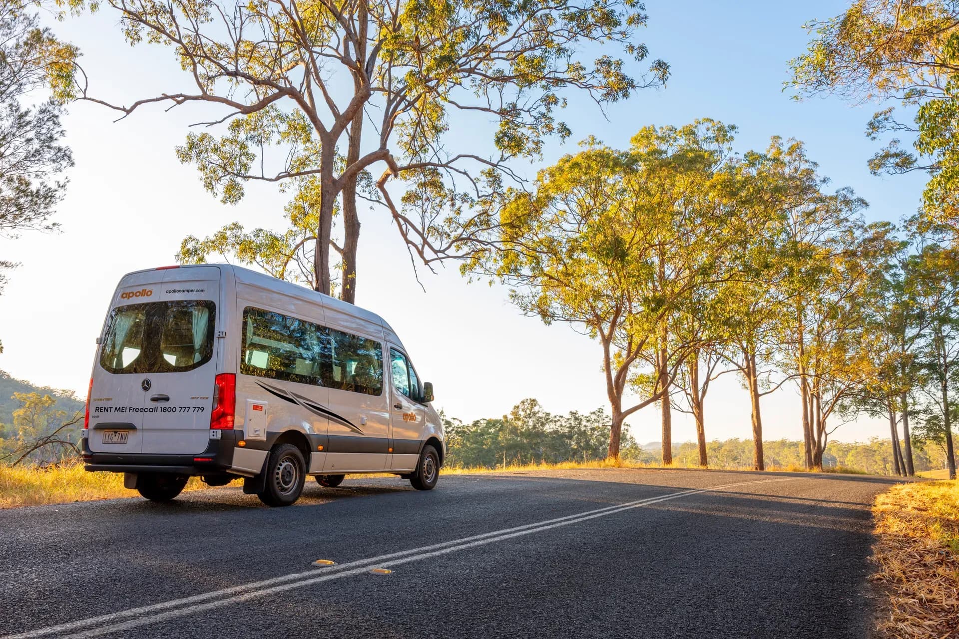 Der Endeavour von Apollo Motorhomes auf einer Allee in Australien