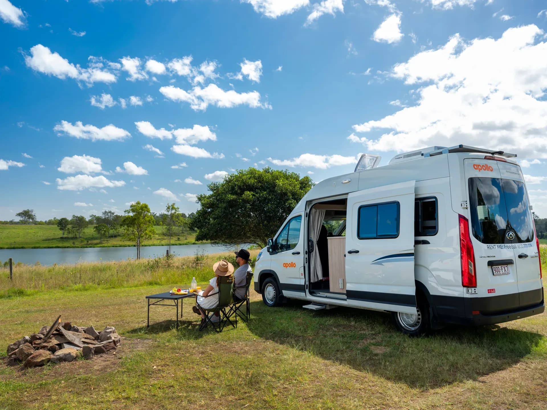 Der Euro Mini von Apollo Motorhomes an einem kleinen See in Australien