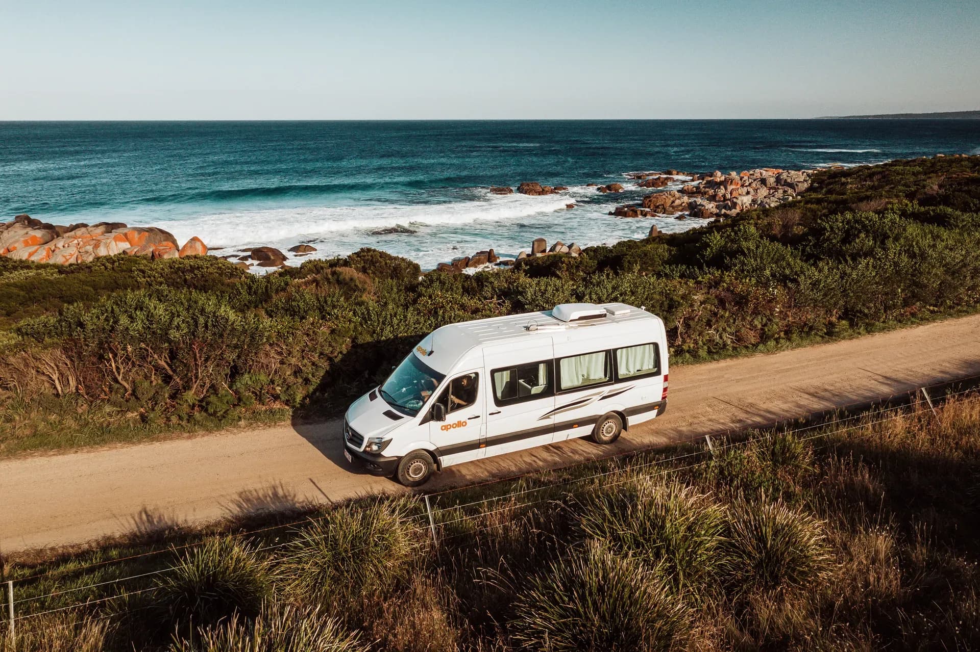 Der Euro Tourer von Apollo Motorhomes auf einer Küstenstraße in Australien