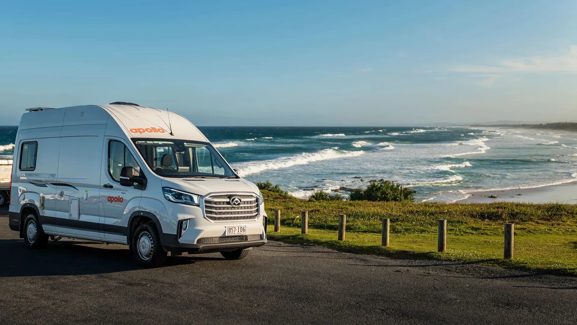 Apollo Motorhomes Hitop in Australien auf Parkplatz
