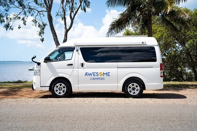 Der Coast Hopper von Awesome Campers geparkt am Meer in Australien