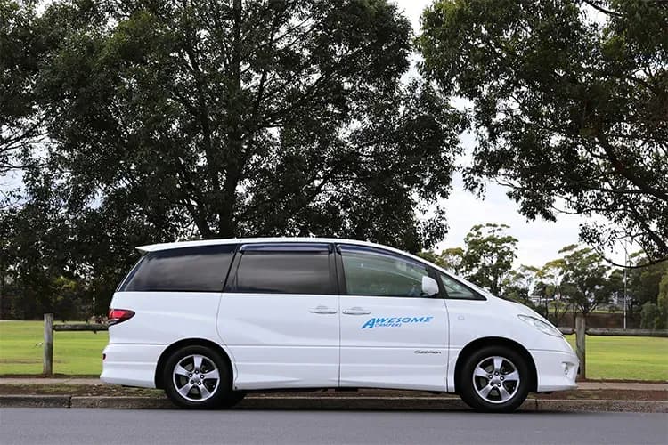 Der Compact Camper von Awesome Campers in Australien auf Straße vor Bäumen