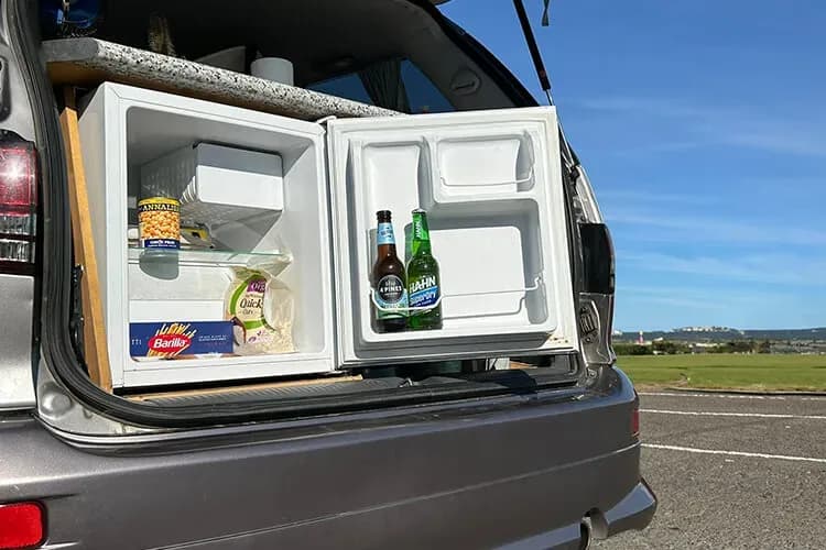 Australien, Awesome Campers, Compact Camper, heck kühlschrank view
