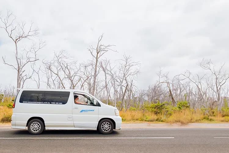 Der Sun Chaser von Awesome Campers fahrend auf einer Straße in Australien