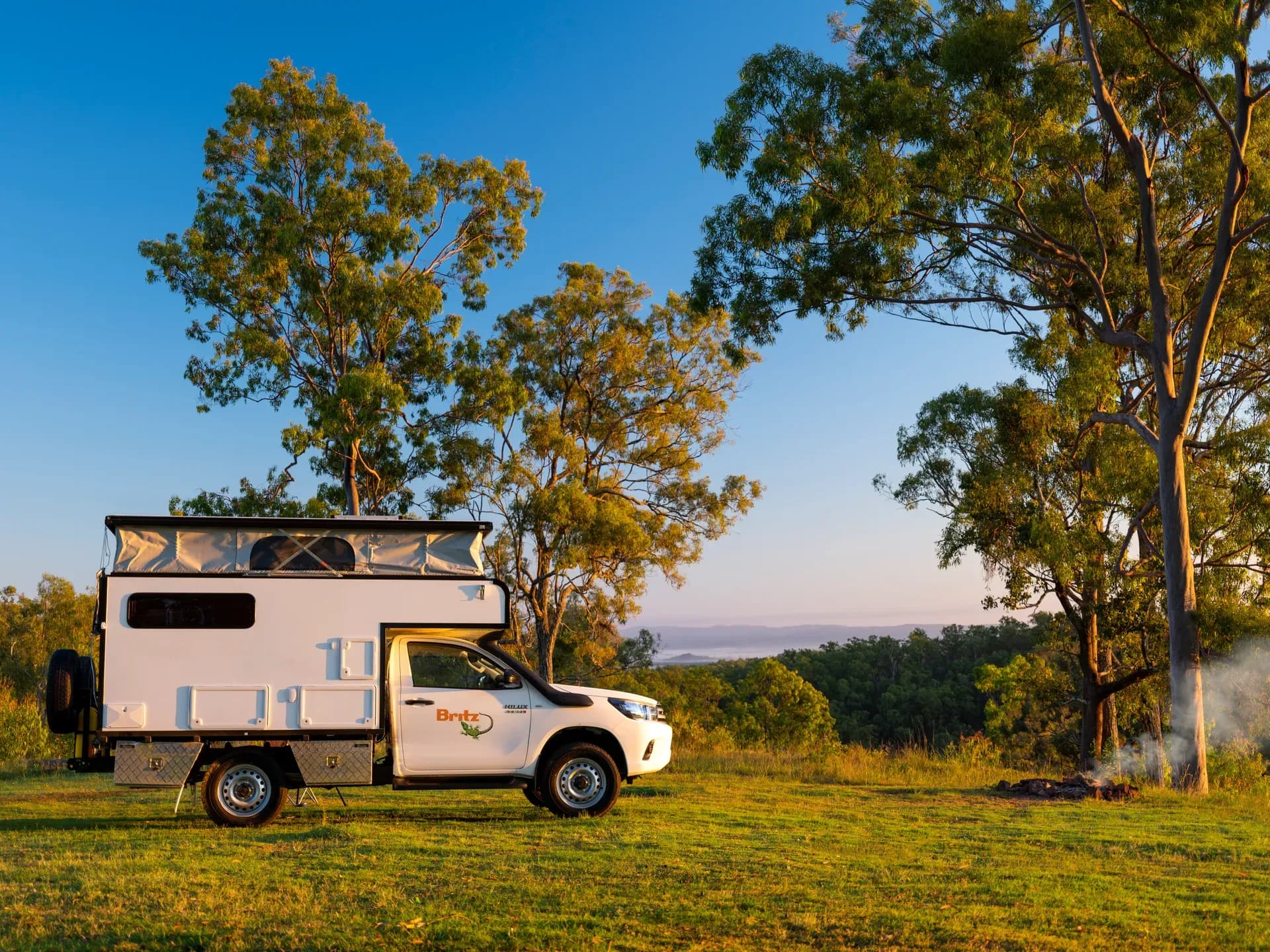 Der Maverick Camper auf einer Wiese mit Aussicht in Australien
