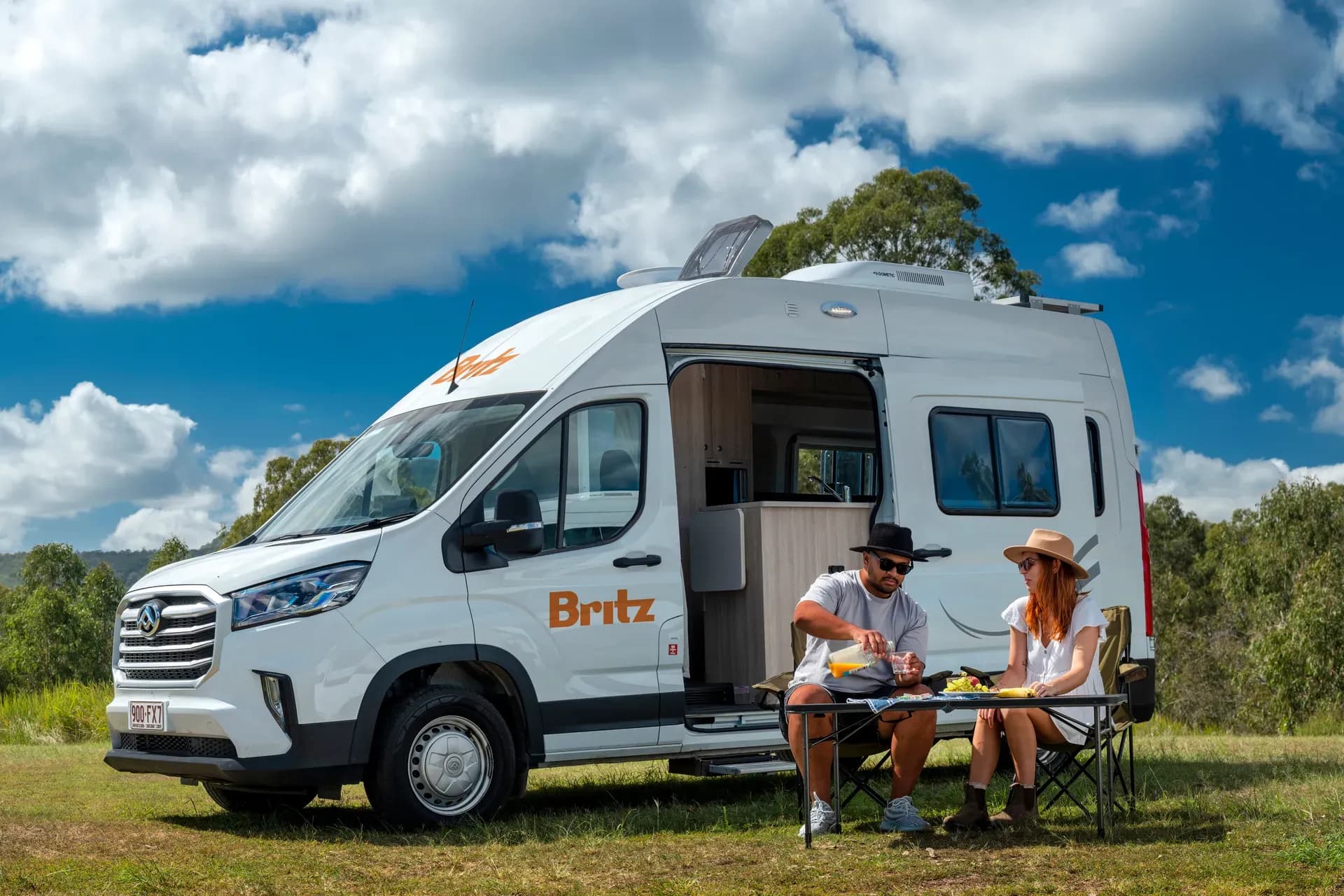 Australien, Britz Rentals, Trailblazer, Außenansicht 1, Campervan für Pärchen günsitg mieten CamperOase