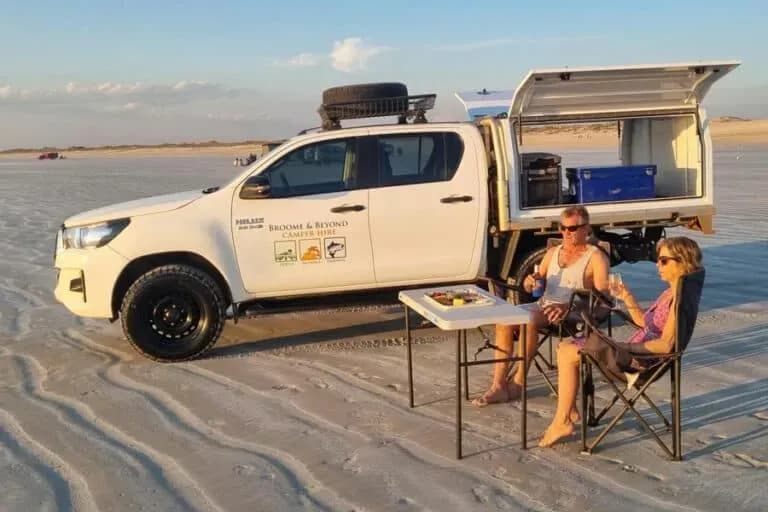 Australien, Broome & Beyond, Dual Cab 4×4 with Canopy, szene personen sitzend auf campingstühlen