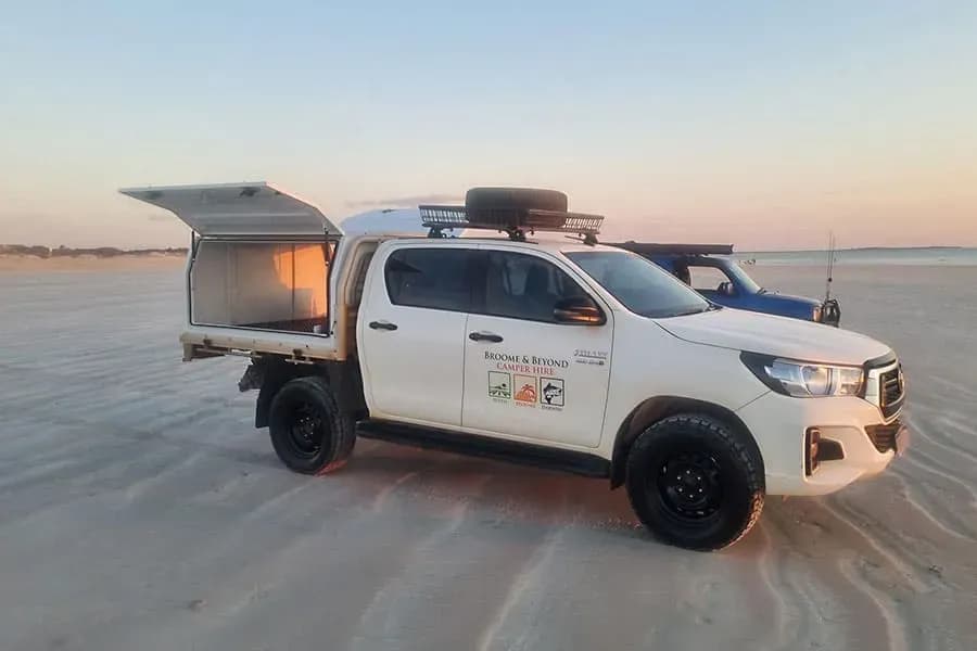 Australien, Broome & Beyond, Dual Cab 4×4 with Canopy, außenansicht seitlich heck geöffnet