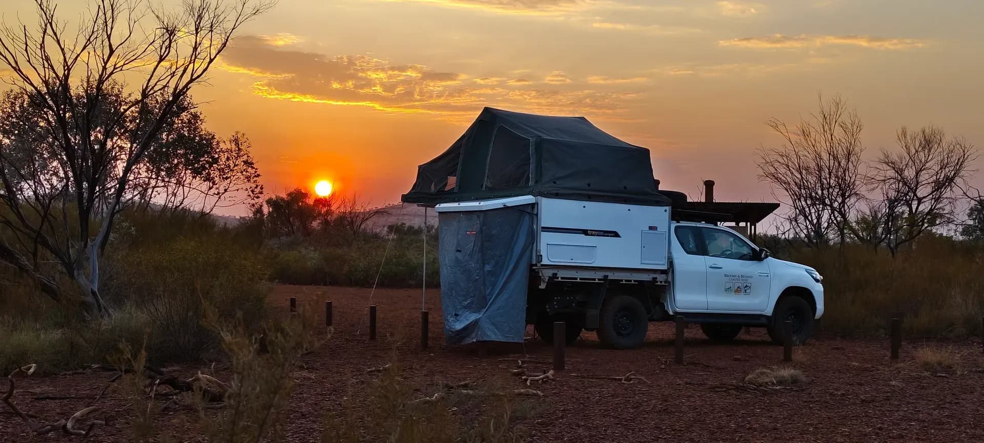 Allradcamper in Australien vor dem Sonnenuntergang