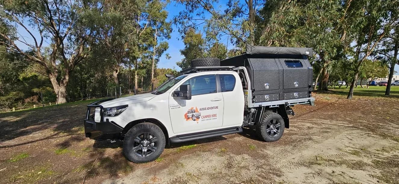 Camper vor Bäumen