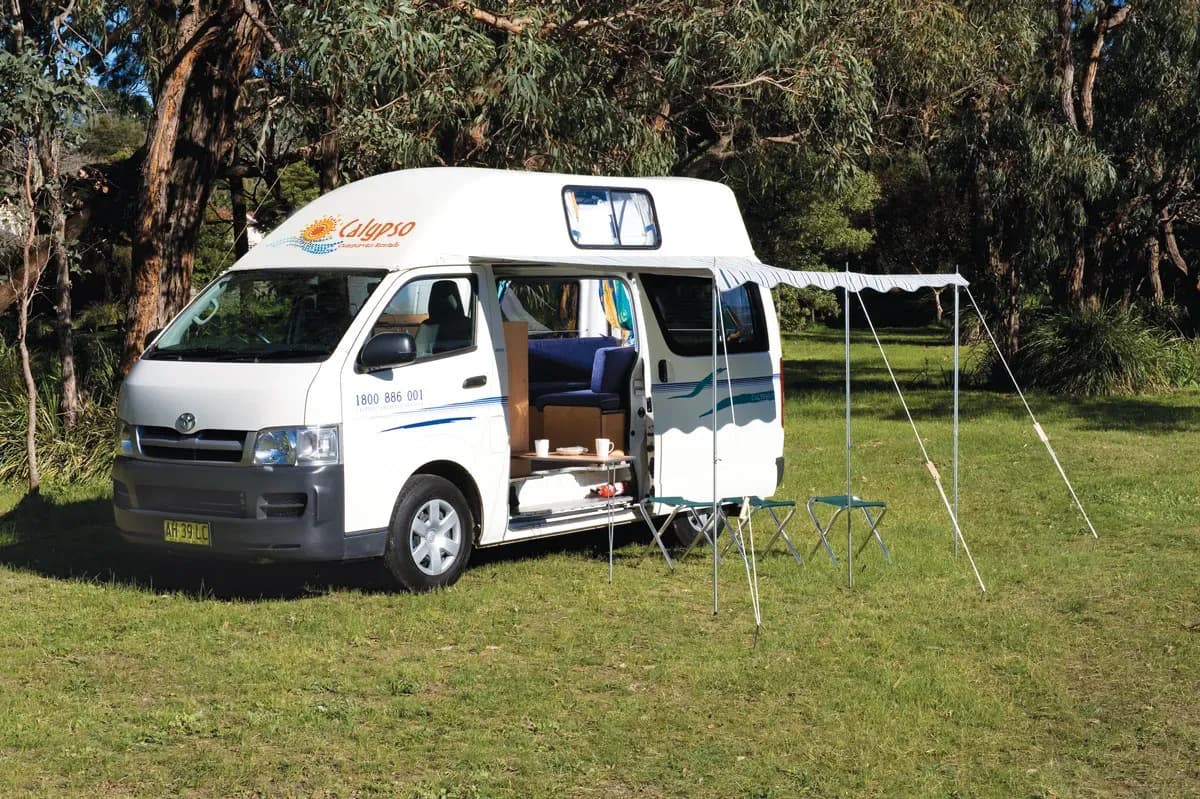 Camper vor Wald