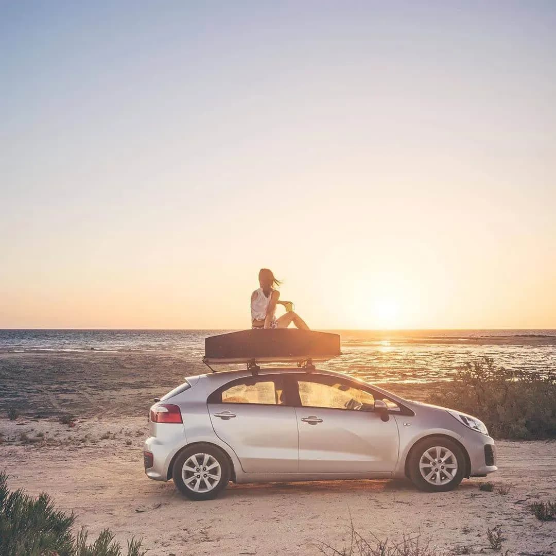Camper bei Sonnenuntergang am Strand