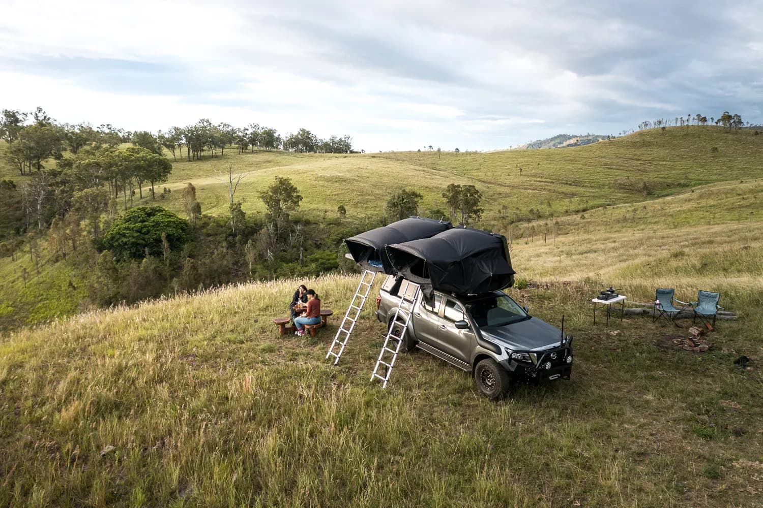 Camper auf Feld hügelig