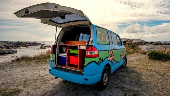 Mystery Machine 2 Seater kompakter Camper für Backpacker von Campervan Village Australien