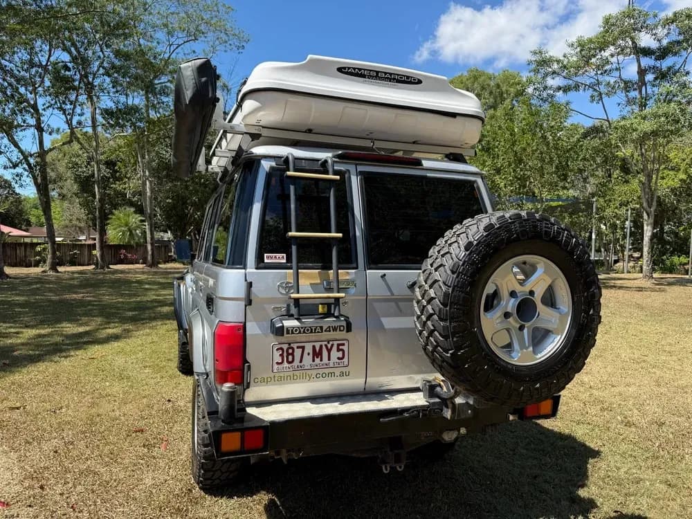 Der Landcruiser Wagon Roof Top Tent von Captain Billy's 4WD Hire geparkt auf trockener Wiese in Australien