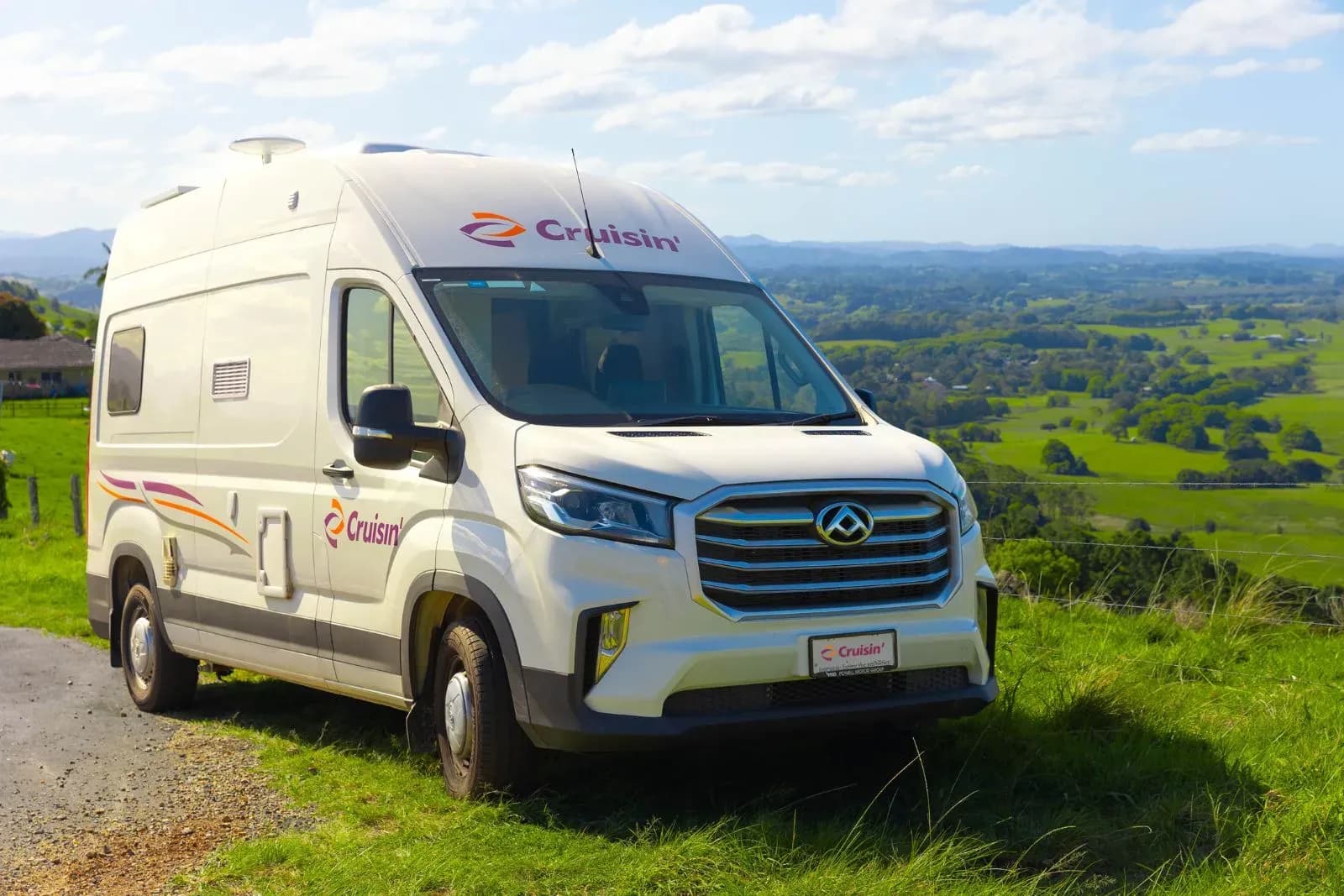 Der 2 Berth HiTop von Cruisin Motorhomes geparkt auf einer Wiese bei Sonnenuntergang für 2 Personen in Australien.